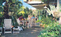 The terrace with a view of the Rio Grande Canyon is the ideal location for refreshments