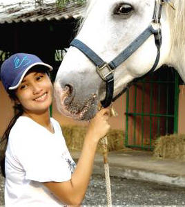 Shanya with Hexagono